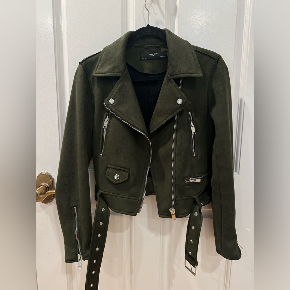 ZARA BASIC OUTWEAR, COLOR OLIVE GREEN, SIZE SMALL, CONDITION - GREAT CONDITION
